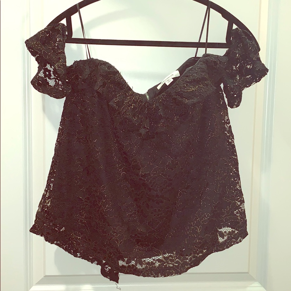 🎉 NWOT strapless top w/gold floral interlay